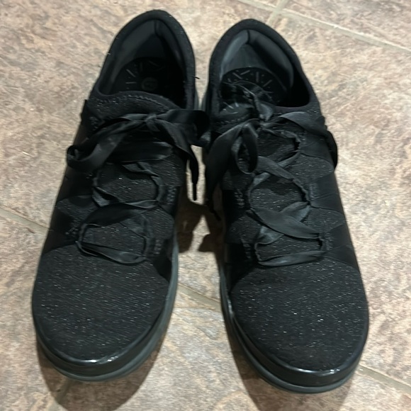 Slip on walking shoes - Picture 1 of 8